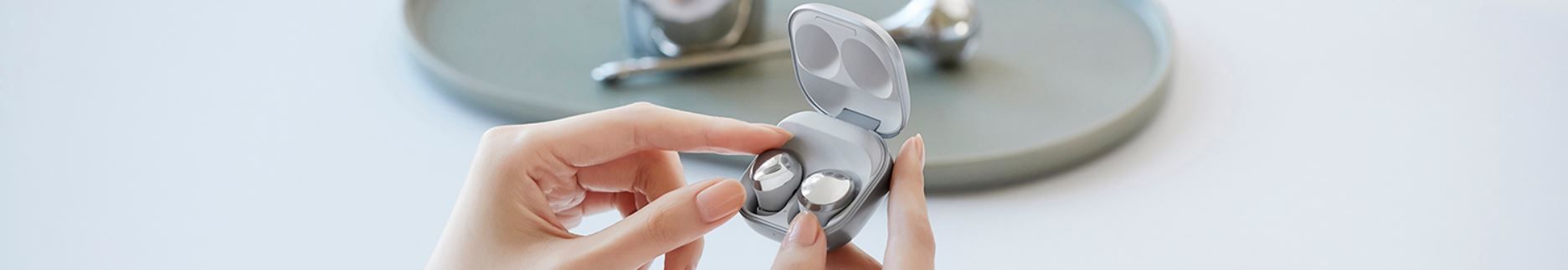 pravá bezdrátová Bluetooth sluchátka samsung galaxy buds pro anc potlačení hluku odfiltrování 99 % okolních hluků automatické zapnutí ambientního režimu při promluvení není nutné vyndávat sluchátka z uší dvoupásmové reproduktory s větším měničem 11mm basový reproduktor a 6,5mm výškový reproduktor zvuk od akg hovory bez šumu 360stupňový zvuk díky technologii dolby head tracking automatické přepínání mezi zdroji hudby a zvuků hlasové ovládání bixby smartthings aplikace pro nalezení sluchátek sdílení hudby s kamarádem průduchy vyrovnávající tlak v uchu 5h výdrž dalších 13 přidá pouzdro celkem výdrž 18 h při vypnuté anc výdrž 8 h a 20 dodá pouzdro 5minutové rychlonabíjení ipx7 vydrží ponoření do 1 m vody po 30 minut