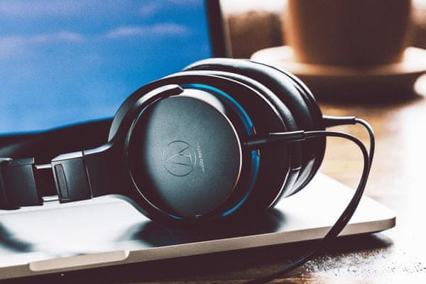 prémiová kabelová sluchátka Audio-Technica athmsr7b hires audio certifikace prvotřídní zvuk bohatý na detaily karbonové 45mm měniče 2 odpojitelné kabely v balení včetně asymetrického moderní design s hliníkovými prvky neoprenové pouzdro v balení