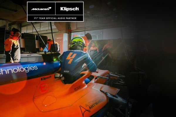 Bluetooth sluchátka ze speciální mclaren edice klipsch t5 ii true wireless sport mclaren nabíjecí 360mah pouzdro 4 mikrofony podpora hlasových asistentů ip67 odolnost vodě i potu transparency režim špičkový zvuk