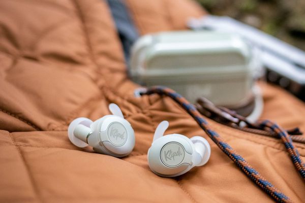 Bluetooth slúchadlá zo špeciálnej mclaren edície klipsch t5 ii true wireless sport mclaren nabíjací 360 mah puzdro 4 mikrofóny podpora hlasových asistentov IP67 odolnosť voči vode aj potu transparency režim špičkový zvuk