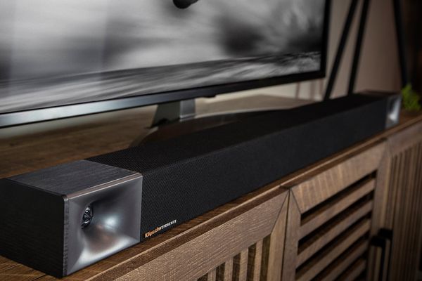 Bluetooth bezdrôtový moderný soundbar klipsch cinema 600 výkon 600 w externý bezdrôtový subwoofer diaľkové ovládanie dolby audio priestorový zvuk jednoduché sprevádzkovanie hdmi digitálny optický vstup aux in