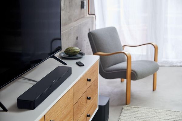 Bluetooth brezžična sodobna zvočna vrstica bose smart soundbar 300 wifi bluetooth optični digitalni vhod hdmi z obločnim prostorskim zvokom spotify connect apple airplay 2 glasovno upravljanje amazon alexa google asistent daljinski upravljalnik mobilna aplikacija 4 pretvorniki srednje frekvence 1 visokotonec v realnem času nastavitev zvoka v realnem času