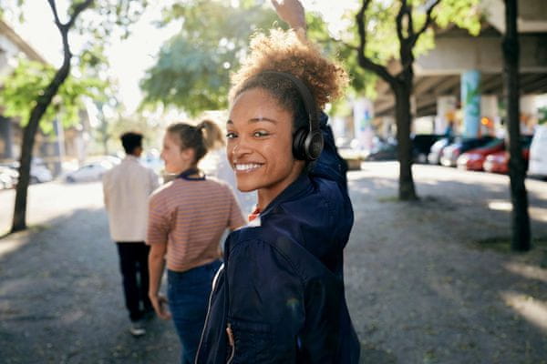 sodobne brezžične slušalke bluetooth 5.0 jbl live 460nc delovanje 40 ur na polnjenje z anc in 50 h brez anc prostoročni mikrofon aktivno zatiranje hrupa v okolju ambient aware način fast pair podpora glasovnega pomočnika aktiviranje z glasom my jbl headphones aplikacija za nastavitve naglavni trak iz tkanine talkthru funkcija 40 mm pretvornik jbl signature sound zvok z močnimi basi