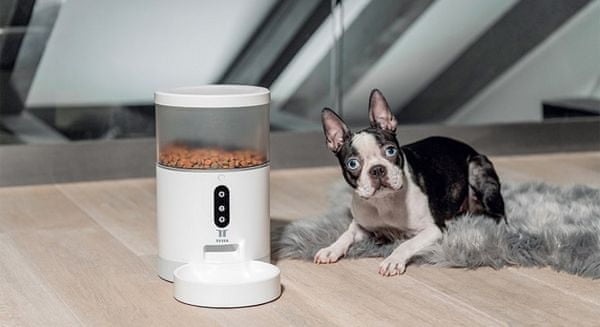 Tesla Smart Feeder chytrý dávkovač suchého krmení granule kočka pes ovládání krmení na dálku mobilní aplikace záložní baterie tlačítko Feed manuální vydání porce chůvička bílá barva záložní zdroj energie plánovaní krmení čas porce