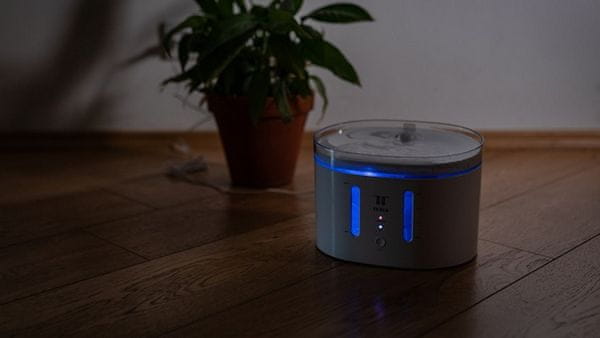 Tesla Smart Pet Fountain UV světlo UV eliminace bakterií a virů dvojitá ochranasmart fontána na vodu kočka pes zásobník na vodu filtrační systém filtr organická bavlna wifi připojení mobilní aplikace Tesla Smart Android iOS aktivní uhlí pryskyřice čistá voda zbytkový chlór ionty těžkých kovů