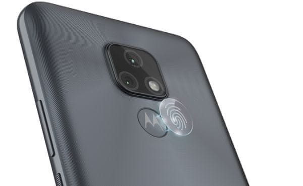 Motorola Moto E7 velký displej 6,5palcový displej HD+ čtečka otisku prstů baterie 4000 mAh Android 10 kvalitní duální fotoaparát za skvělou cenu 48 + 2 Mpx širokoúhlý fotoaparát makro objektiv LED blesk Portrétní režim Panorama Noční režim vroupkovaný povrch precizní detail MicroSD karta kulaté rohy 32GB úložiště s 2GB RAM