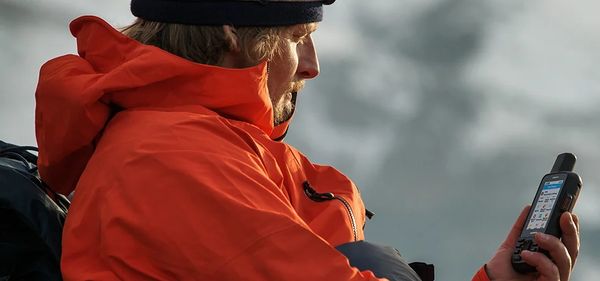 Túrázás GPS navigáció Garmin GPSmap 66i EUROPE, Európa topográfiai térképe, GPS, Glonass, GALILEO vízálló, kerékpárhoz, vízhez, iránytű Garmin Explore barométer magasságmérő magasságmérő háromtengelyes elektronikus iránytű minőségi navigáció kültéri navigáció segédprogram GPS navigáció memóriakártya foglalat microSD li-Ion újratölthető akkumulátor IPX7 MIL-STD-810G katonai szabvány tartósság tartós navigáció színes kijelző SOS gomb LED zseblámpa SOS jel BirdsEye Iridium szolgáltatás GEOS professzionális navigáció