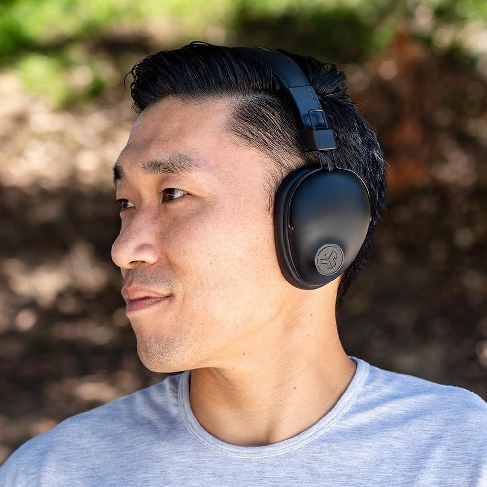  moderní Bluetooth sluchátka jlab studio pro wireless over ear s ekvalizérem čistý zvuk skvělý výkon dlouhá výdrž micro usb nabíjecí kabel nízká hmotnost tlačítkové ovládání na mušlích pohodlná 