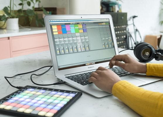 šikovný launchpad mini novation pro ovládání daw softwarů komponování hudby všude na cestách usb-c připojení 16 dotykových padů albeton live lite součástí balení výuková videa jak zařízení používat od společnosti novation přístup do sound collective