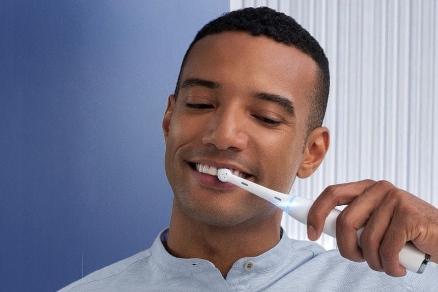 Oral-B iO – 7 električna zobna ščetka, Braun dizajn, črna