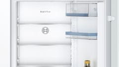 Bosch vestavná kombinovaná chladnička KIN86VSE0 - s kosmetickou vad