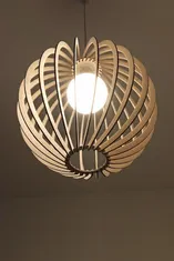 MAJA DESIGN Dřevěný závěsný lustr - svítidlo - GLOBE - 40 cm - 24 lamel ŠIKMĚ