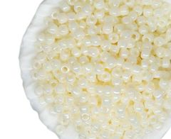 TOHO Round japonské korálky, perleťově bílé 122