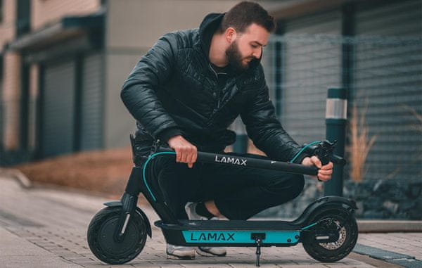 Elektrická koloběžka Lamax E-Scooter S11600, skládací hliníková konstrukce výkonná elektrokoloběžka výkonný elektrická koloběžka vysoký výkon 600W velkokapacitní baterie dojezd až 40km kotoučová brzda velké pneumatiky bezdušové pneu antitidefekt LDC displej jízdní režimy rekuperace brzdné energie LED osvětlení odrazky LED pásky odpružené zadní kolo vyztužený blatník zvonek stojánek tempomat