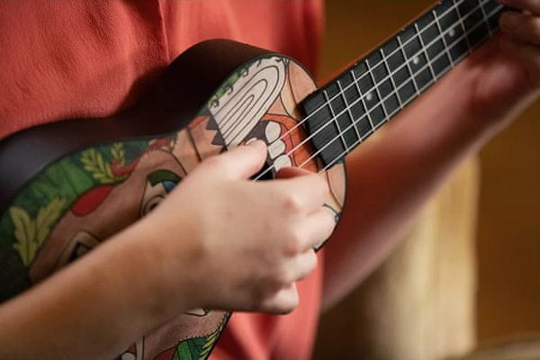 akustické sopránové ukulele Ortega 12 pražcov agathis okoumé abs plast chrómované ladiace mechaniky nylonové struny ladička trsátka obal popruh