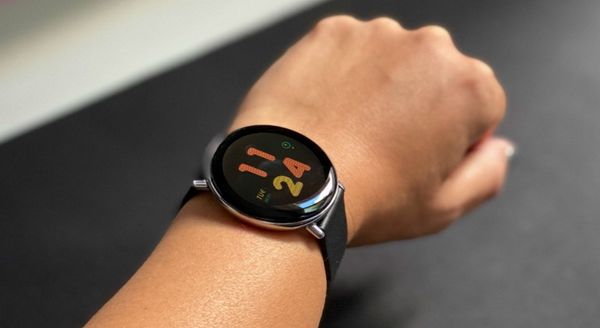 unisex moderní chytré hodinky Amazfit ZEPP E (round) nerezová ocel nerezové ocelové tělo špičkový materiál kvalitní zpracování elegantní design sportovní fitness hodinky ve stylovém provedení amazfit bluetooth sklo 15denní výdrž měření okysličení krve SpO2 tepu 11 sportovních režimů GPS sportovní design současné technologie moderní zpracování leštěná nerezová ocel dechová cvičení