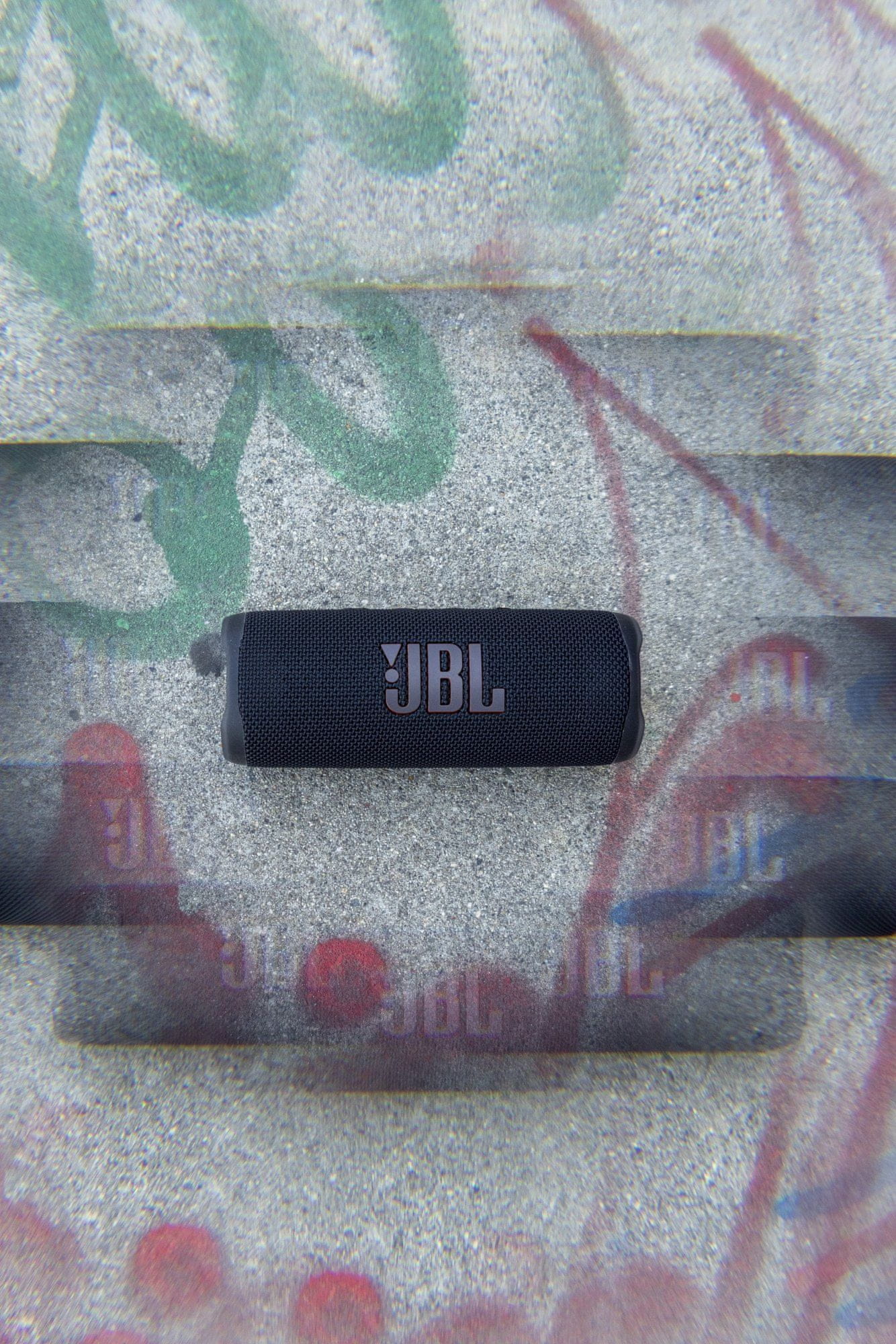  super zvočnik JBL Flip 6, tehnologija Bluetooth, JBL prenosna aplikacija, USB-C polnjenje, okolju prijazna embalaža, lepo oblikovanje, odličen zvok, dolga življenjska doba baterije 