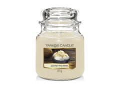 Yankee Candle střední svíčka Coconut Rice Cream 411 g