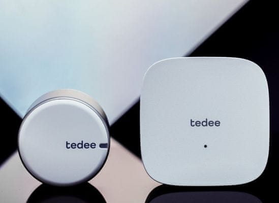 Tedee Bridge centrální stanice bezpečností zamykání Wi-Fi Bluetooth připojení mobilní aplikace centrální stanice pro chytré zámky odemykání odkudkoli, odemykání telefonem, Bluetooth Apple HomeKit, Google Assistant a Amazon Alexa chytrá domácnost vysokokapacitní baterie magnetické dobíjení nejtišší zámek na trhu nejmenší chytrý zámek na trhu doprovodná aplikace Android iOS sdílení klíče chytré odemykání