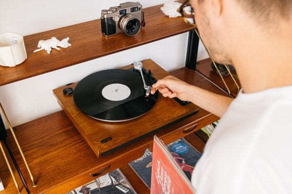 Gramofon Lenco Ls-55 integrovaný předzesilovač a protiprachový kryt reproduktory Bluetooth technologie aux in usb port