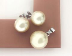 Lovrin Stříbrný set s kulatými perlami a náušnicemi se zapínáním na puzetu a přívěsek
