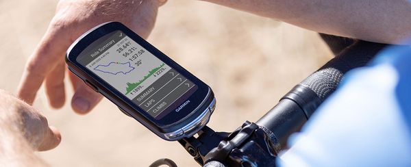 GPS navigácia na bicykel Garmin Edge 1040 výkonná cyklonavigácia cyklopočítač kvalitná navigácia, navigovanie, notifikácie z telefónu, detekcia nehody, prehľadný dobre čitateľný displej 3.5palcov Glonass GPS Galileo WiFi farebný displej bezpečnostný GPS šikovný GPS kvalitná navigácia na bicykel dotykový displej 35h výdrž vodeodolná cyklonavigácia závodná navigácia profesionálny cyklopočítač prepočítavanie trasy Garmin Connect TraningPeark Komoot Strava vyspelé funkcie alarm notifikácie podrobné mapy tréningové funkcie osobný tréner Varia VIRB Vector dlhá výdž batéria prémiový cyklopočítač multi-band GNSS satelitný prijímač detekcia nehody, akcelerometer, správa o nehode, upozornenie na počasie