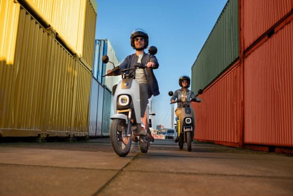 Elektrický moped eMoped elektrický skútr nová generace elektrických skútrů Segway eScooter B110S, extrémně dlouhý dojezd, velkokapacitní baterie, velké pneumatiky, rekuperace výkonná elektrokoloběžka NFC odemykání bez klíčů GPS ochrana proti zlodějům AHRS NFC čtečka Přední kotoučová a zadní bubnová brzda Přední světlomet s dvojitou LED Výkon 850W tempomat dlouhý dojezd dlouhá výdrž světlomet elekologická doprava ekonomická doprava levná doprava po městě