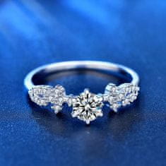Royal Fashion stříbrný rhodiovaný prsten s drahokamem moissanitem HA-XJZ046-SILVER-MOISSANITE-ZIRCON Velikost: 8 (EU: 57-58)