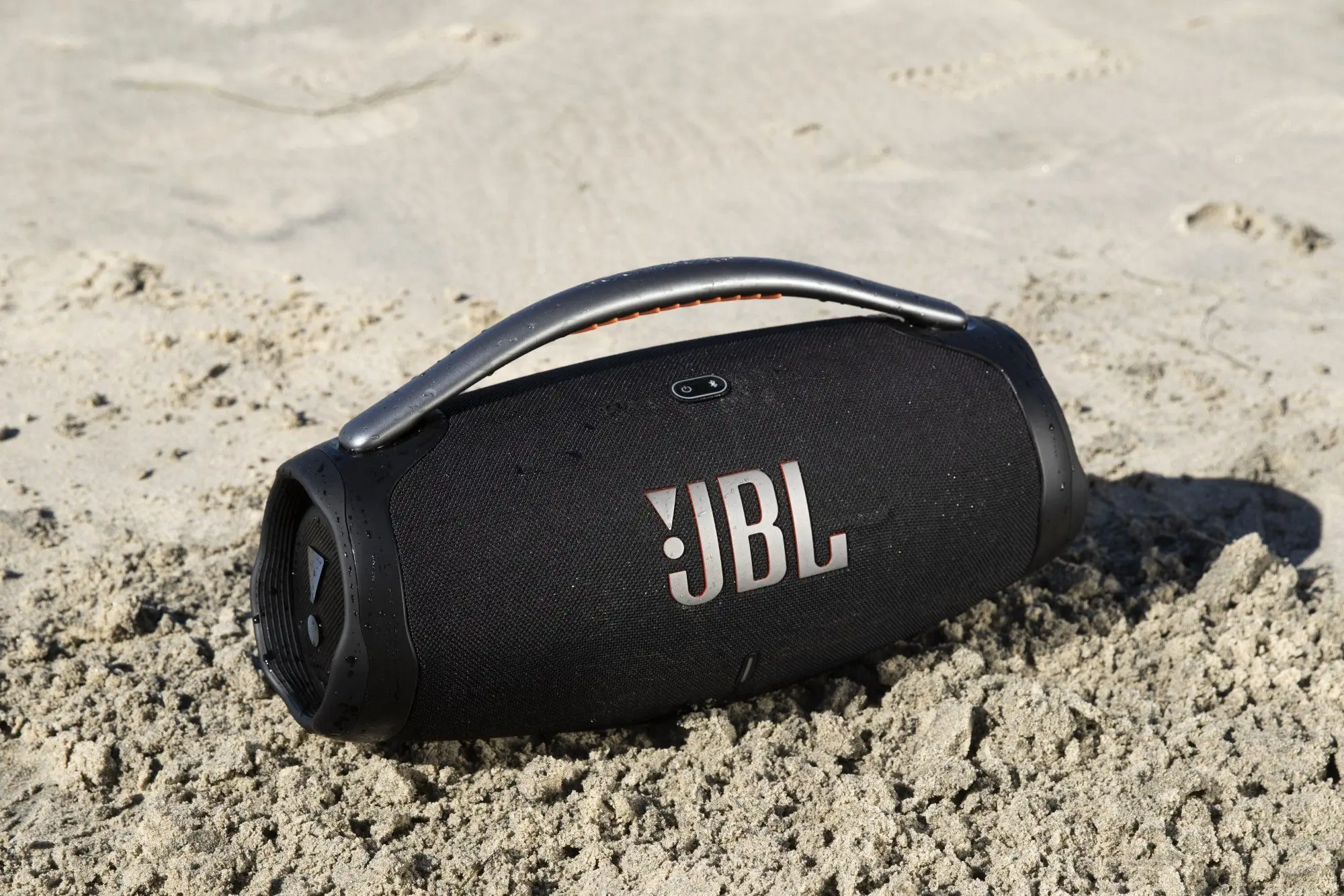  Prenosni zvočnik Boombox JBL ima odličen masiven zvok, deluje tudi s Bluetooth povezavo in je odporen na vodo in prah 