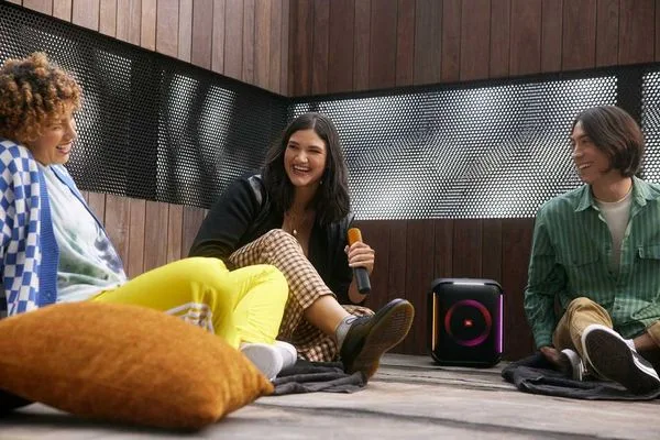  Prenosni zvočnik ima masiven zvok, tehnologija bluetooth, je vodoodporen in ima možnost karaoke 
