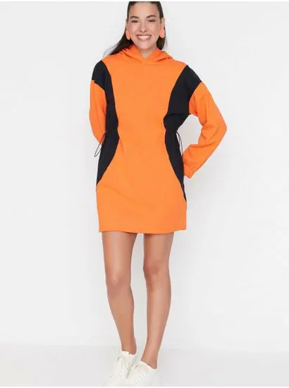 Trendyol Černo-oranžové mikinové šaty s kapucí Trendyol