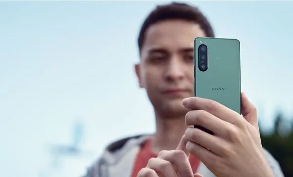  moderný mobilný dotykový telefón smartphone sony xperia 5 aj v Bluetooth wifi odolnosť ip68 dlhá výdrž skvelý fotoaparát oled displej 