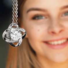 Lovilion Dámsky náhrdelník se zirkoniovými krystaly a kartička se zprávou "Mé přítelkyni", Dárek k Valentýnu, Valentýn 2024, Dárek na Valentýna | JULIET