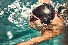 SHOKZ OpenSwim MP3 sluchátka před uši 4GB, černá