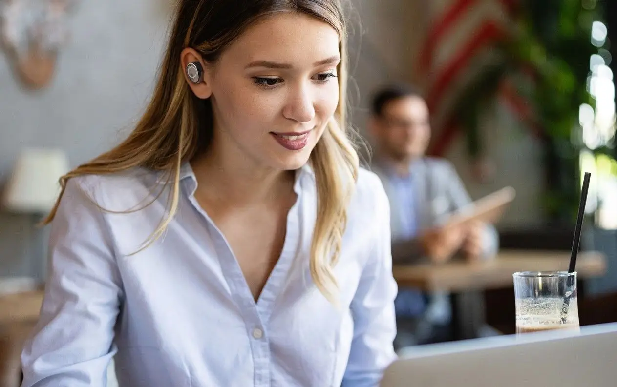  moderné bezdrôtové slúchadlá creative outlier pre anc technológia Bluetooth technológia režim okolitého zvuku ipx5 odolnosť vode 