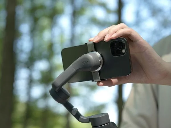 stabilizátor pre mobilné telefóny DJI Osmo Mobile 6 ukojeť s možnosťou predĺženia statívový držiak magnetické upevnenie mobilu batérie 1000mah prevádzka 6,5 h shotguides aplikácie ľahučký skladací usb rozhranie Bluetooth 5.1 kompaktné rozmery, ľahko skladacie Mobilné aplikácie DJI Mimo rýchloupínacia svorka inteligentný stabilizátor smartfónu 3osá stabilizácia gimbal predlžovacia tyč profesionálne režimy profesionálne video