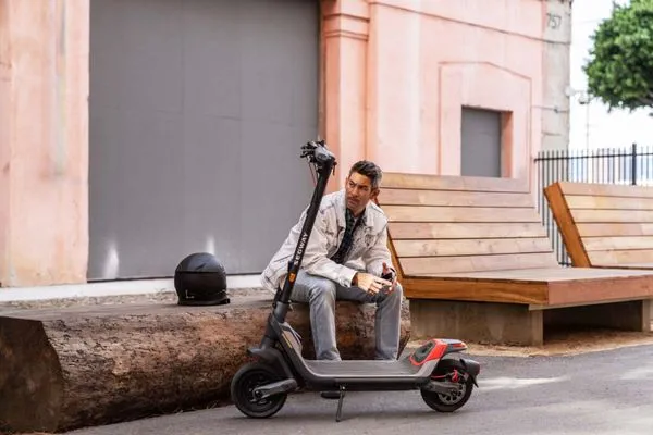 Elektrická kolobežka Segway Kickscooter P100SE, dlhý dojazd, veľká batéria, veľké pneumatiky, výkonná elektrokolobežka, kotúčová brzda, NFC, Bluetooth, IPX5 ochrana, výkonný motor