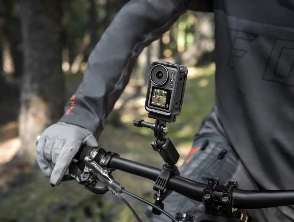  akční kamera dji osmo action wifi Bluetooth aplikace odolná vodě nárazům mrazu špičkové záběry 4k i při outdoor aktivitách horizontální i vertikální upevnění microSD slot 