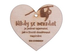 Chinmoy Sri: Dřevěné srdíčko "Nikdy se nevzdat je jediné tajemství, jak v životě dosáhnout naplnění"