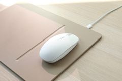 shumee POUT Hands4 – Bezdrátová počítačová myš s funkcí rychlého nabíjení, bílá