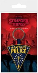 CurePink Přívěsek na klíče Netflix|Stranger Things: Hawkinsonova policie (5 x 6 cm) textílie