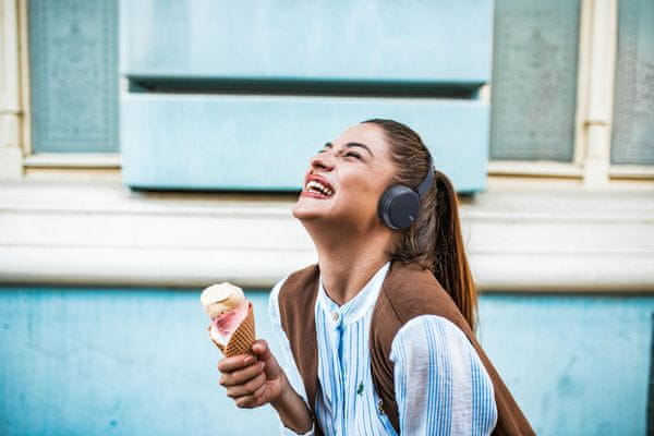  moderní přenosná značková náhlavní sluchátka jvc has36wau Bluetooth handsfree funkce nabíjecí baterie dobrý zvuk pohodlná tlačítka pro ovládání 