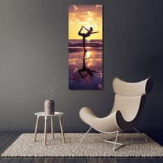 Wallmuralia Vertikální Foto obraz sklo tvrzené Joga na pláži 50x125 cm 2 úchytky