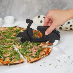 Balvi Kráječ na pizzu Scooter 27541, černý