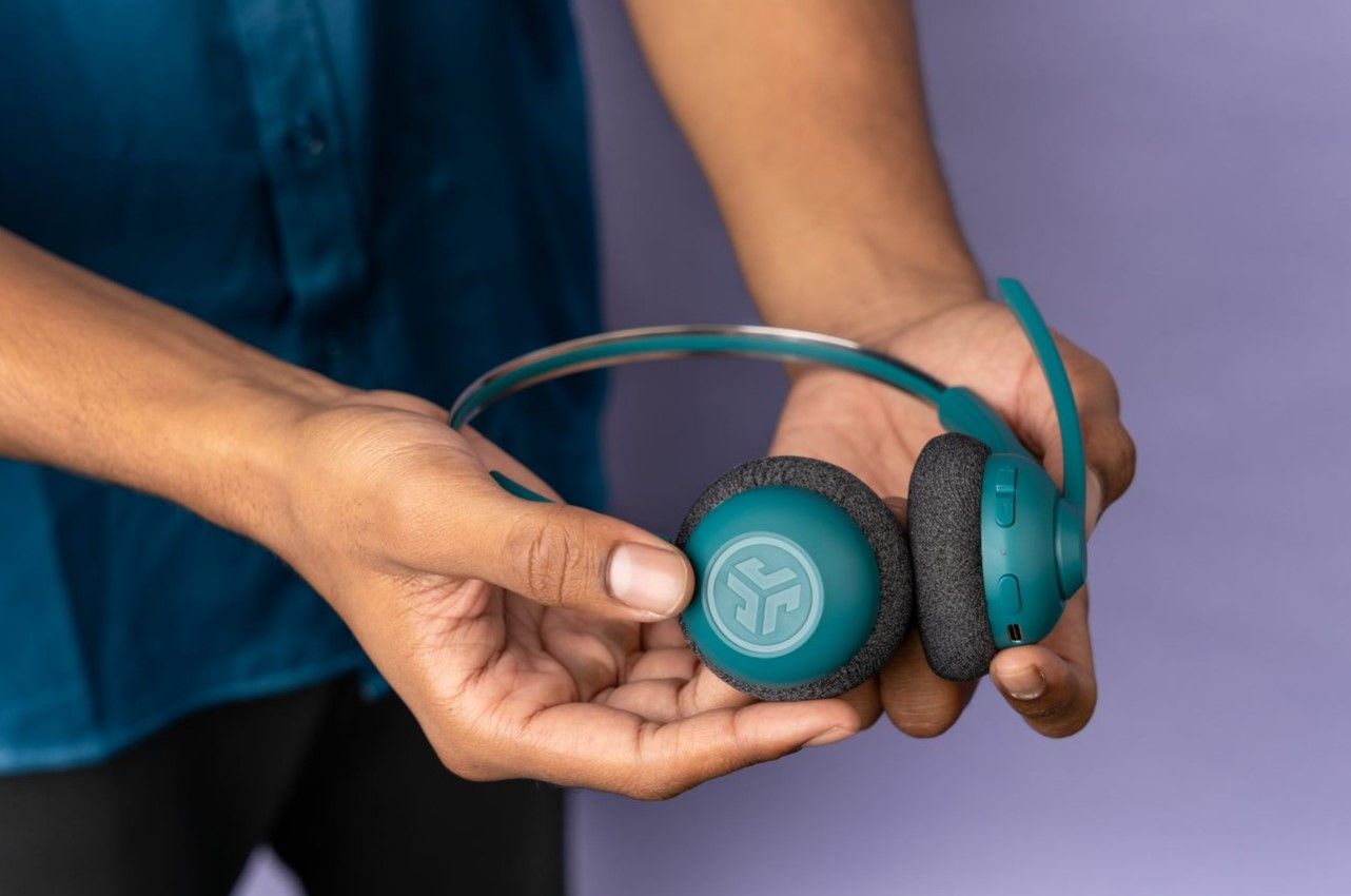  moderní bluetooth sluchátka jlab go work pro vynikající zvuk ekvalizér pracovní režim hudební režim dlouhá výdrž na nabití handsfree technologie 
